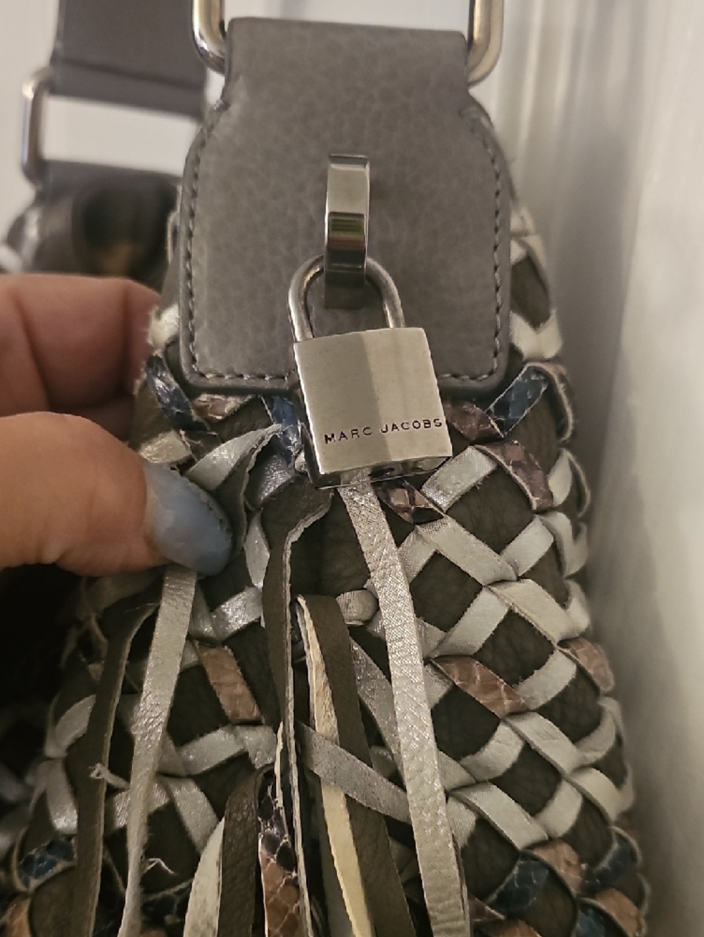 Marc Jacobs Italy. Fringed Woven Hobo Bag in Brown and Cream - Picture 2 of 6